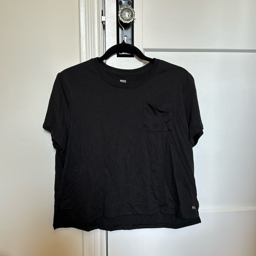 Dick’s Sporting Goods (DSG) black cropped pocket tee - large